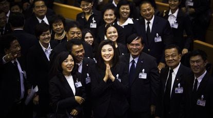 Yingluck Shinawatra, hace el gesto de agradecimiento después de ser elegida por el Parlamento como nueva jefa del Gobierno de Tailandia.