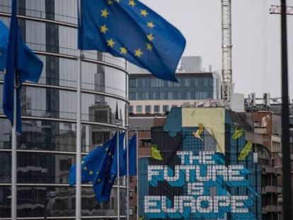 Sede de la Comisión Europea y a su lado, una obra del atista belga NovaDead con un mensaje europeísta para el futuro