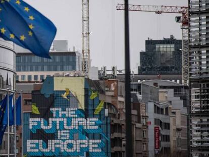 Sede de la Comisión Europea y a su lado, una obra del atista belga NovaDead con un mensaje europeísta para el futuro