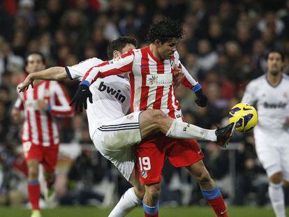 Diego Costa pugna por el balón con Xabi Alonso en el partido de la primera vuelta.