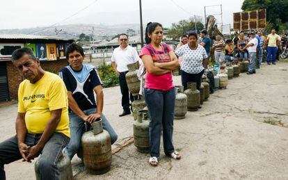 Un grupo de personas espera para comprar gas en San Cristóbal.