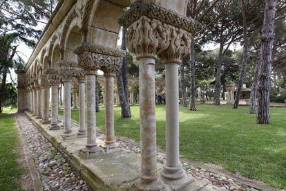 Claustro románico en los jardines del Mas del Vent de Palamós, (Girona).