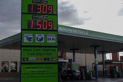 Precios de los carburantes este jueves en una gasolinera de Sevilla.