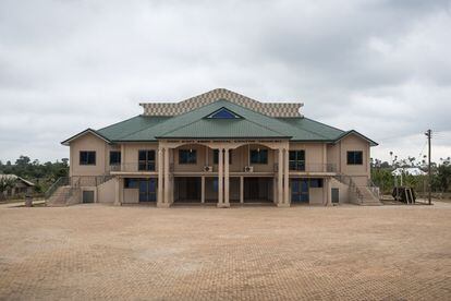 Salón de actos de la ciudad de Kenyasi. La construcción de este edificio la llevó a cabo la Fundación de ayuda al desarrollo Nadef (Newmont Ahafo Development Foundation) con financiación de la propia compañía Newmont. Es utilizado por la comunidad para realizar convenciones, encuentros o cualquier otro tipo de celebraciones comunitarias.