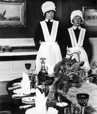 'Sirvienta y sirvienta segunda preparadas para servir la cena', 1936.