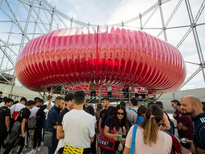 Visitantes de la Maker Faire de Roma esperan el pasado viernes para acceder al simulador de una jaula magnética de un reactor de fusión nuclear.