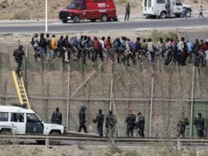 Parte de los inmigrantes que han estado hoy encaramados en la valla de Melilla.