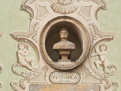 Escultura de Francesco Petrarca en la fachada de un edificio en Bellinzona, Suiza.
