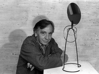Andreu Alfaro, junto a una de sus esculturas en 1994.
