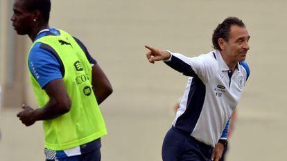 Prandelli dirige a Balotelli en un entrenamiento de Italia