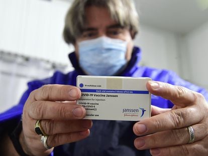 Un farmacéutico muestra una vacuna de Janssen, ayer en Hungría.