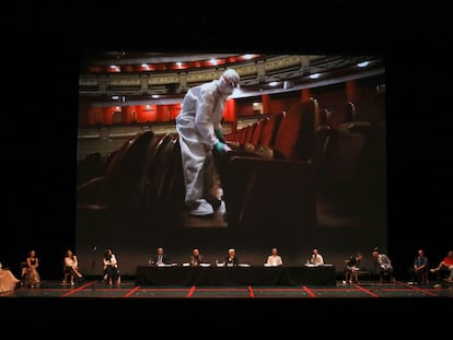 Emisión de un vídeo demostrativo de la desinfección del Teatro Real durante la presentación de 'La traviata'.