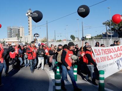 Marcha de trabajadores de RTVV para exigir la reapertura del ente.