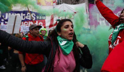 Centenares de personas a favor de la ley del aborto se manifiestan a las puertas del Senado en Buenos Aires.