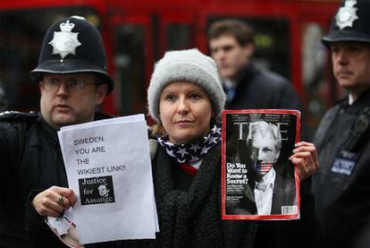 Una seguidora de Julian Assange es apartada por la policía de la entrada del Tribunal Superior de Londres, el pasado jueves.