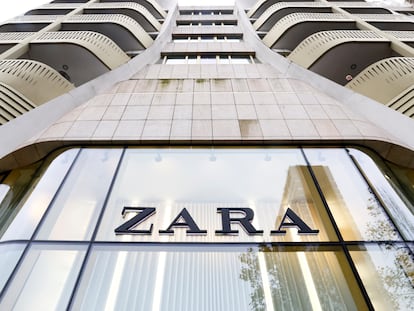 FILE PHOTO: The Zara clothing store logo is seen at the entrance of a store in Brussels, Belgium November 28, 2022. REUTERS/Yves Herman/File Photo