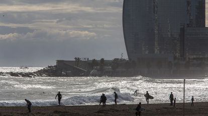 La platja de la Barceloneta, després d'un temporal el 2013.