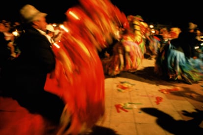 Cada dos años (y este 21 de agosto toca), los caballos fuscos bailan en Fuencaliente su colorida polca a la luz de las antorchas.