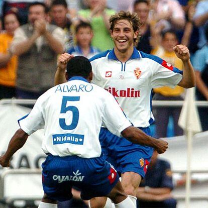 David Generelo (dcha.) celebra con su compañero del Zaragoza Luis Maior de Aquino su segundo gol contra el Deportivo.