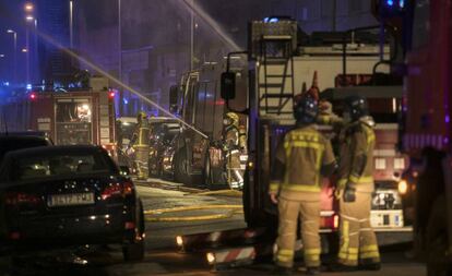 Bombers en l'incendi de Badalona.