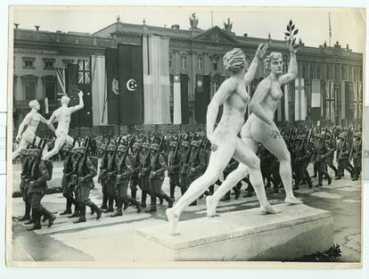 Desfile de la Wehrmatch en Berlín el 1 de agosto de 1936, día del comienzo de los Juegos Olímpicos de la capital alemana.