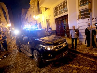 Una patrulla transporta a Robinho, tras ser arrestado este jueves en São Paulo (Brasil).