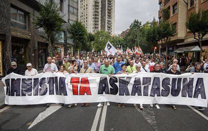 Pancarta de cabeza de la manifestaci&oacute;n en Bilbao a favor de la amnist&iacute;a de los presos de ETA.