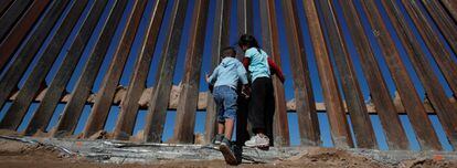 Niños en la frontera entre México y Estados Unidos. 
