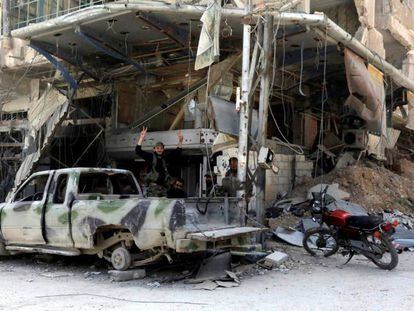 Soldados sirios, este viernes junto a un edificio en ruinas en Duma (Siria). 