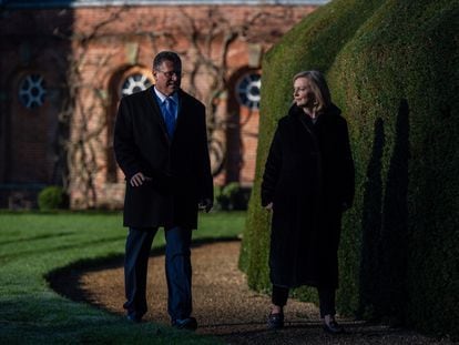 El vicepresidente de la Comisión Europea, Maros Sefcovic, y la ministra británica de Asuntos Exteriores, Liz Truss, en los jardines del Chevening House, la sede del Foreign Office británico, este viernes.