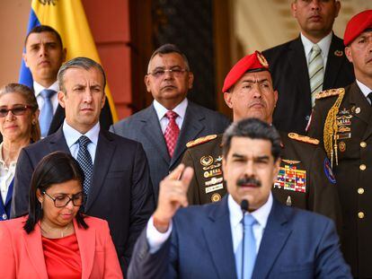 Tareck El Aissami, exministro de Petróleo de Venezuela, mira a Nicolás Maduro durante una conferencia de prensa, en Caracas en marzo de 2020.