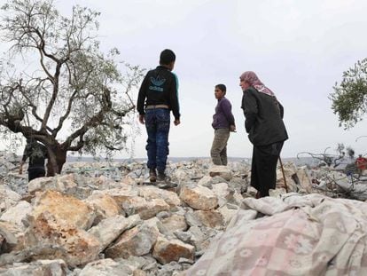 Varias personas sobre los escombros dejados tras el ataque estadounidense en Barisha, en la provincia siria de Idlib. En vídeo, el anuncio de Trump de la muerte del terrorista este domingo.