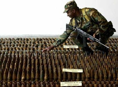 Un soldado colombiano manipula munición confiscada a la guerrilla de las FARC en el departamento de Antioquia