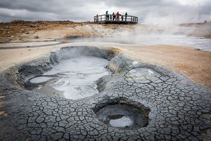 Turistas contemplando el paisaje de Hverir, un área geotermal del norte de Islandia.