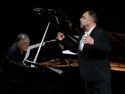 El pianista Markus Hinterhäuser y el barítono Matthias Goerne, durante su recital en el Teatro de la Zarzuela el 7 de febrero.