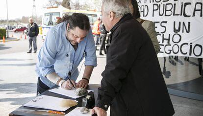 Recogida de firmas en el hospital de Bellvitge para reducir las listas de espera.