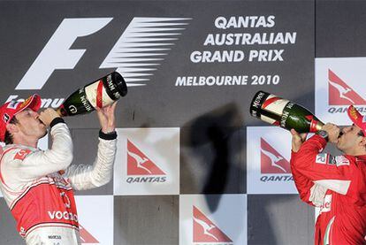Tras una temporada fuera de los cajones, Jenson Button se sube a lo más alto de Albert Park, donde logró la primera victoria de su carrera el año pasado, con Brawn GP