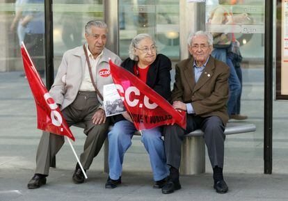 Manifestación del Primero de Mayo en Madrid, convocada por CCOO y UGT. En la foto, El ex secretario general de CCOO, Marcelino Camacho (d), sentado en un banco con su esposa y otra persona, en 2005.