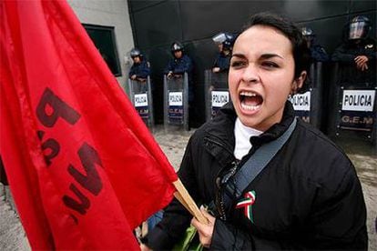 Una seguidora de López Obrador bloquea el acceso a una oficina del Bancomer BBVA en México.