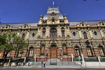 Frente del Palacio de las Aguas Corrientes sobre la calle Córdoba, en Buenos Aires.