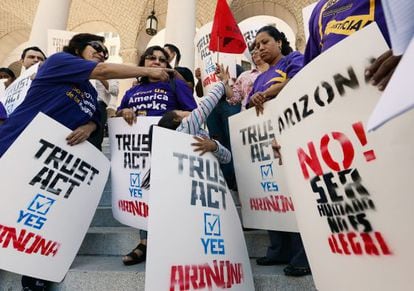 Activistas se manifiestan en contra de la decisi&oacute;n del Tribunal Supremo sobre la Ley de Arizona tomada ayer 
