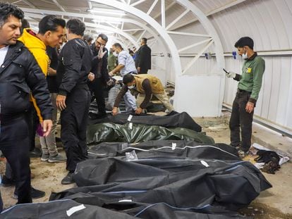 Cuerpos de las víctimas, tras explosión de dos artefactos durante el cuarto aniversario de la muerte de Qasem Soleimani, este miércoles en Kermán (Irán).