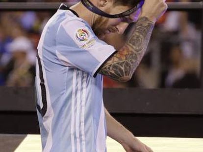 Messi se quita la medalla de subcampeón.