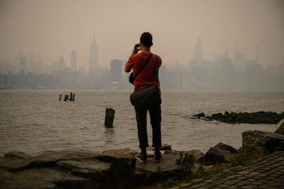 Un hombre hace una foto al skyline de Nueva York desde Brooklyn, este martes. 