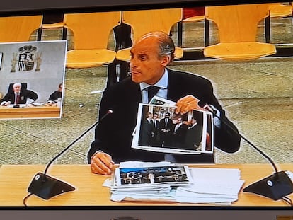 Un proyector de la Audiencia Nacional muestra a Francisco Camps, que enseña fotografías al tribunal del 'caso Gürtel', durante su interrogatorio por parte de la Fiscalía Anticorrupción, el pasado 8 de marzo.