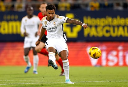 Rodrygo en la acción de su gol ante el Cádiz.