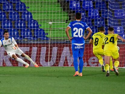 Cazorla bate a Soria desde el punto de penalti, este miércoles en Getafe.