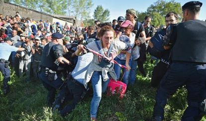 Un grup de refugiats trenca el cordó policial a Tovarnik (Croàcia), el 17 de setembre del 2015.