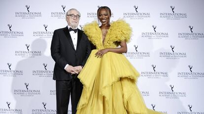 Brian Cox e Yvonne Orji posan durante la 49 edición de los Premios Emmy Internacionales.