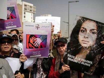 Protesta contra la reducida condena por la violación de una niña, el día 5 de abril ante el palacio de justicia de Rabat.